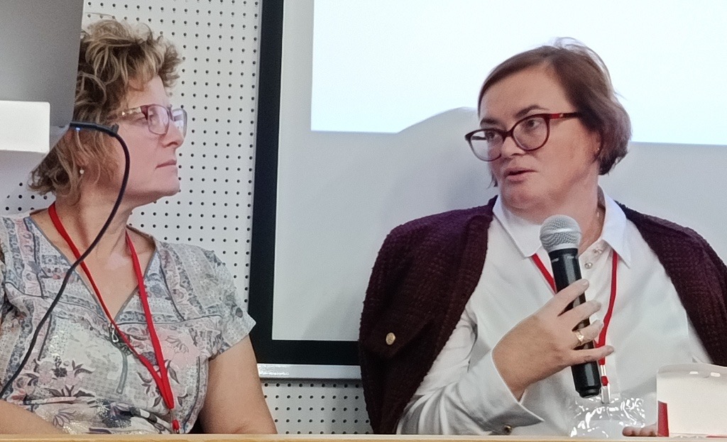 Fotografija s izlaganja Marije Omazić i Ivanke Rajh na skupu u Zadru